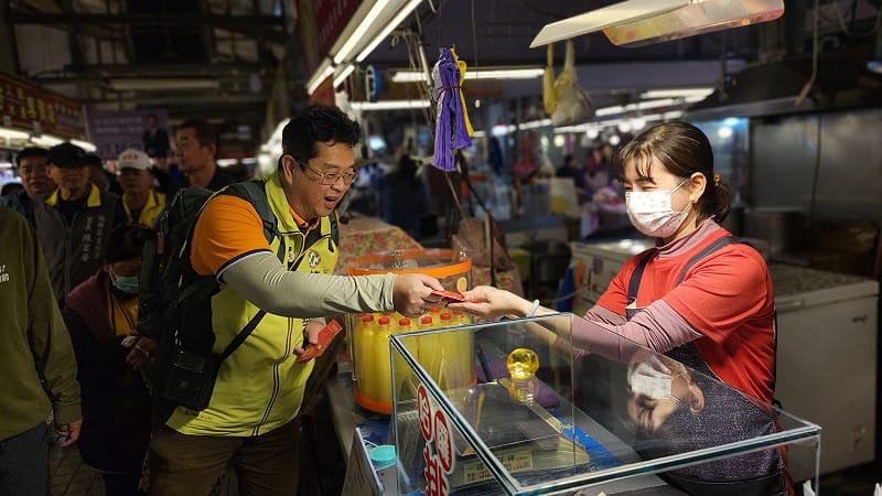 薛兆基(左)強調政治不應只是菁英之間的權力競逐，而應回到人民的生活現場。&nbsp;&nbsp;&nbsp;圖：薛兆基競選總部/提供