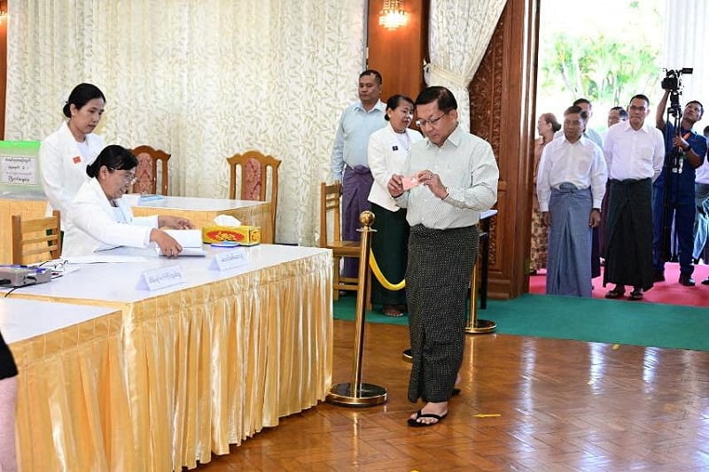 緬甸軍政府領導人敏昂萊在奈比都投票。 圖:達志影像/路透社 緬甸軍政府領導人敏昂萊在奈比都投票。 圖:達志影像/路透社