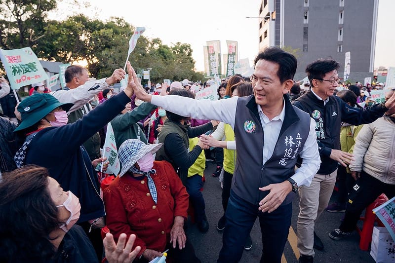 大台南市長參選人林俊憲今日於新營舉辦大型造勢活動，現場湧入破萬溪北鄉親力挺。&nbsp;&nbsp;&nbsp;圖：林俊憲服務處提供