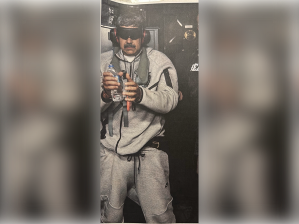 川普PO出馬杜洛遭逮照，雙眼遭蒙、雙手上銬。&nbsp;&nbsp;&nbsp;圖：翻攝自Truth Social