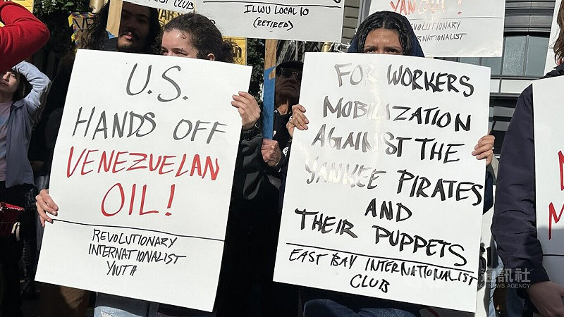 川普政府攻擊委內瑞拉，舊金山民眾手持「勿插手委內瑞拉石油」等標語，反對美國軍事介入委內瑞拉。 &nbsp;&nbsp;&nbsp;圖/中央社