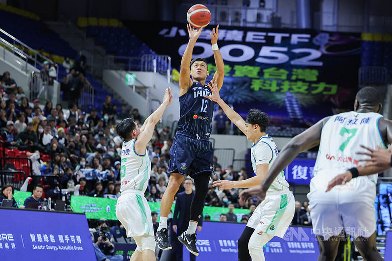 台灣職籃P.LEAGUE+例行賽4日在台北和平籃球館進行，由台北富邦勇士交手洋基工程，勇士當家球星「野獸」林志傑（持球者）積極進攻取分。中央社記者翁睿坤攝　115年1月4日&nbsp;&nbsp;&nbsp;