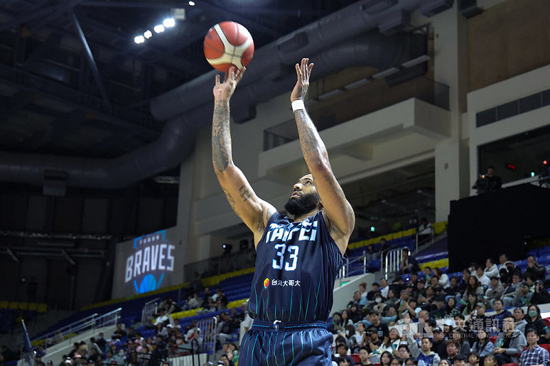 台灣職籃P.LEAGUE+例行賽4日在台北和平籃球館進行，由台北富邦勇士迎戰洋基工程，勇士洋將哥倫特（Troy Gillenwater）（圖）貢獻22分並抓下8籃板，幫助球隊獲得勝利。中央社記者翁睿坤攝　115年1月4日&nbsp;&nbsp;&nbsp;