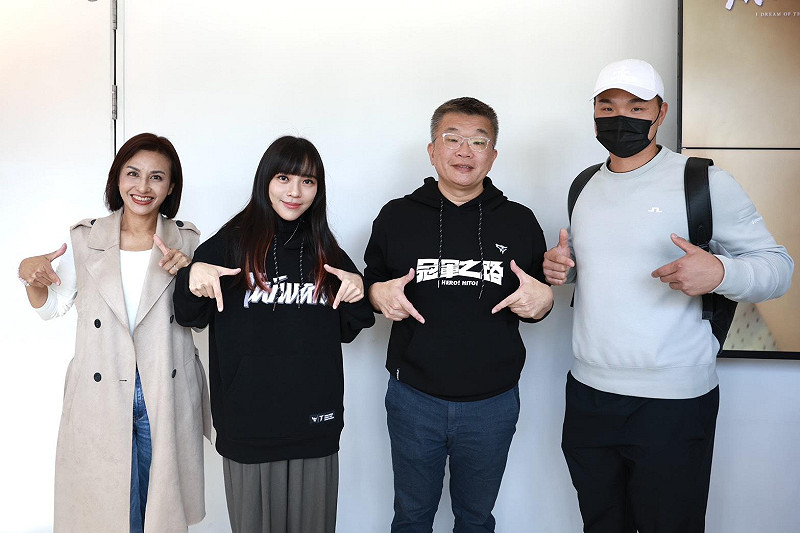 邱議瑩與中職會長蔡其昌、台鋼雄鷹球星陳柏清出席黃捷舉辦《冠軍之路》包場放映座談。&nbsp;&nbsp;&nbsp;圖：邱議瑩辦公室提供