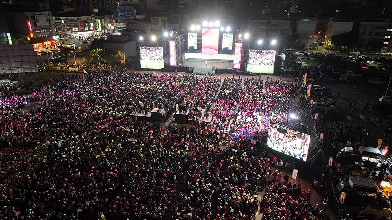 賴瑞隆4日傍晚於捷運鳳山西站旁空地舉辦「真誠無畏之夜」造勢活動。&nbsp;&nbsp;&nbsp;圖：賴瑞隆辦公室提供