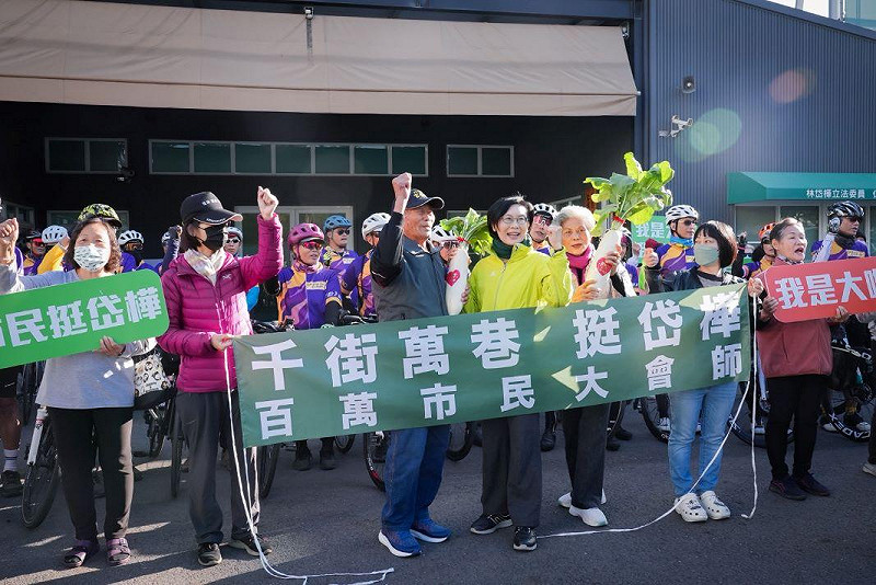 林岱樺(中)在活動現場帶領支持者拉布條、喊口號。&nbsp;&nbsp;&nbsp;圖：林岱樺辦公室/提供