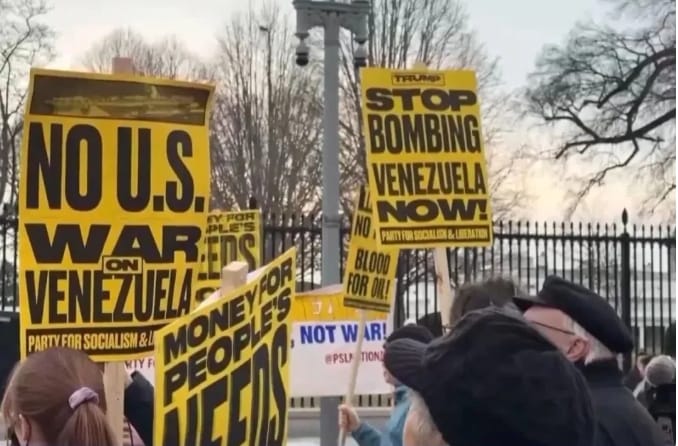 美國民眾在白宮外抗議美軍抓捕委內瑞拉總統馬杜洛。&nbsp;&nbsp;&nbsp;圖 : 翻攝自央視新聞