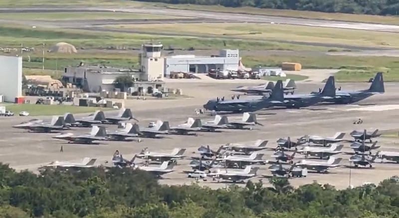  至少12架 F-22「猛禽」匿蹤戰機近日被拍攝到停放於波多黎各東部的羅斯福路海軍基地。 圖：翻攝自 X @Spidergwenweb1 