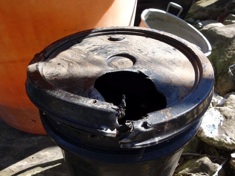 台灣黑熊再次侵擾工寮破壞儲水桶。&nbsp;&nbsp;&nbsp;圖：林業署嘉義分署／提供