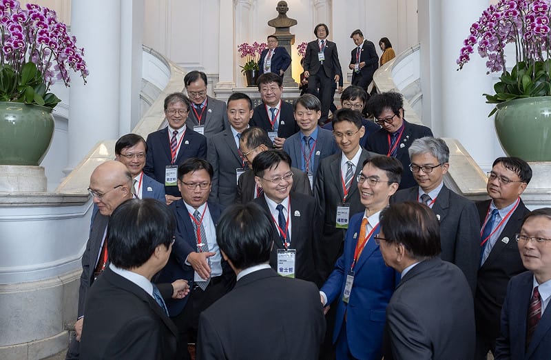  温世政2025年曾以牙醫界的代表身分晉見總統賴清德。 圖：翻攝自世樺牙醫診所臉書粉絲專頁 