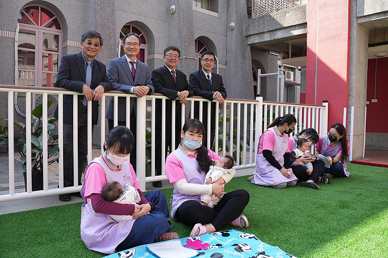 興大校長詹富智校長（後排右2）與貴賓參觀園區。&nbsp;&nbsp;&nbsp;圖：中興大學/提供