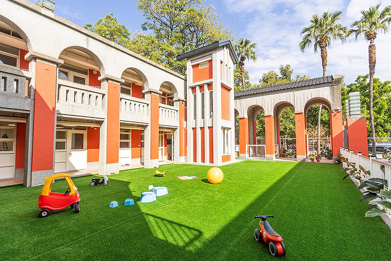 中興大學員工子女托嬰中心設有約38坪戶外草坪區。&nbsp;&nbsp;&nbsp;圖：中興大學/提供