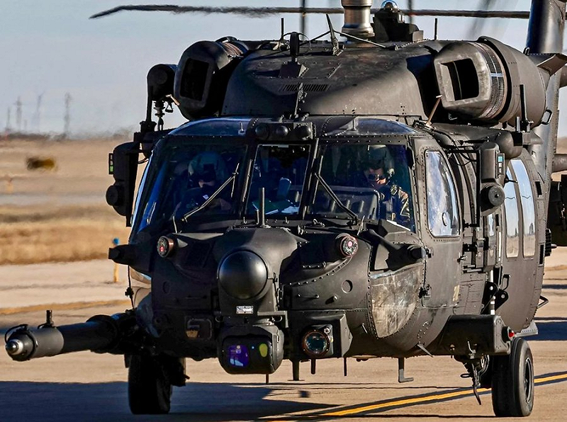 至少 5 架黑鷹直升機也抵達英國費爾福德皇家空軍基地。 圖：翻攝自 X 