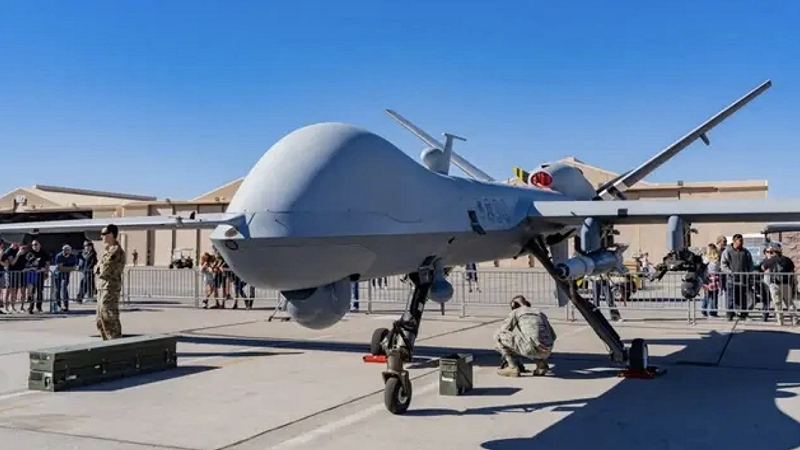 墜機初期因畫面模糊、社交媒體傳播失真，殘骸被誤判為以色列「蒼鷺」。隨著清晰畫面流出，「蒼鷺」假說因缺乏V型尾翼等特徵被推翻。&nbsp;&nbsp;&nbsp;圖：翻攝自 寰球戰略解讀