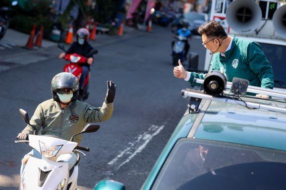 賴瑞隆(右)比讚，騎士揮手致意。&nbsp;&nbsp;&nbsp;圖：賴瑞隆辦公室/提供