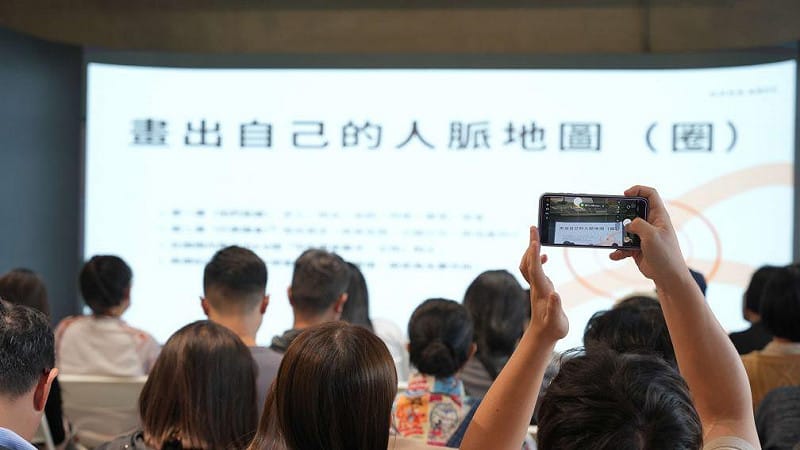 「接案者的攻心提案術」學員小聚邀請仙貝映像導演何明昉分享11年接案經驗。&nbsp;&nbsp;&nbsp;圖：高雄市青年局提供