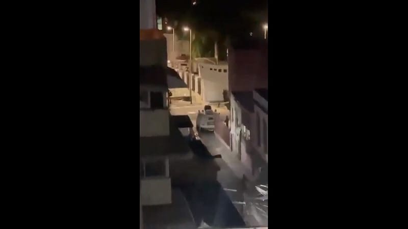 委內瑞拉軍方甚至出動了步兵戰車。&nbsp;&nbsp;&nbsp;圖：擷取自 @__Inty__ X 分享影片