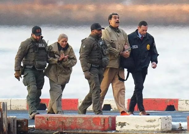 委內瑞拉總統馬杜洛與其妻子搭直升機降落在華爾街停機坪，準備被押往紐約法庭。&nbsp;&nbsp;&nbsp;圖 : 翻攝自視覺中國