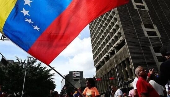 在馬杜洛被美軍逮捕後，委內瑞拉民眾紛紛走上街頭慶祝。&nbsp;&nbsp;&nbsp;圖 : 翻攝自視覺中國