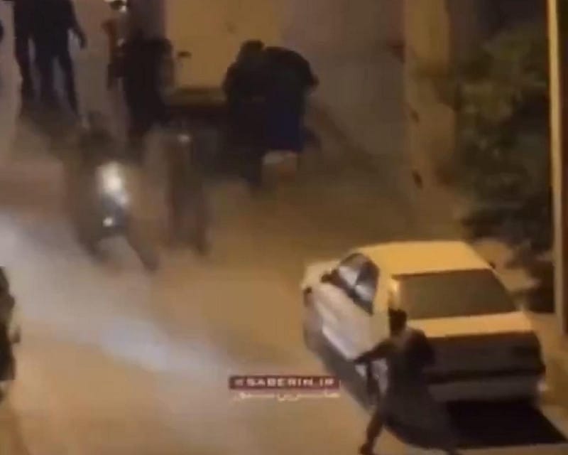  伊朗抗議者使用「自製噴火器」向騎乘摩托車衝鋒的鎮壓部隊噴射火柱。 圖：翻攝自 X 