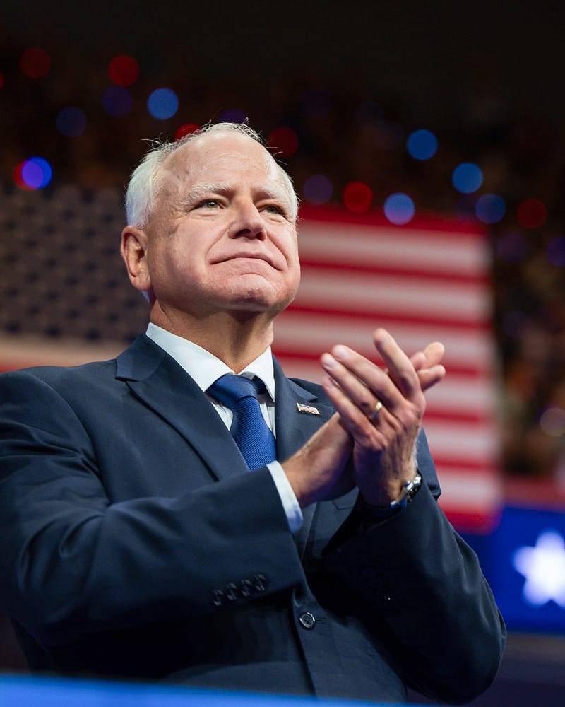 華茲約四個月前才正式宣布競選連任，卻在最新聲明中坦言，明尼蘇達州經歷了「極其艱難的一年」，他已無法投入贏得選戰所需的全部精力，儘管對原本的勝選前景仍具信心。圖:翻攝自X帳號@TheDemocrats