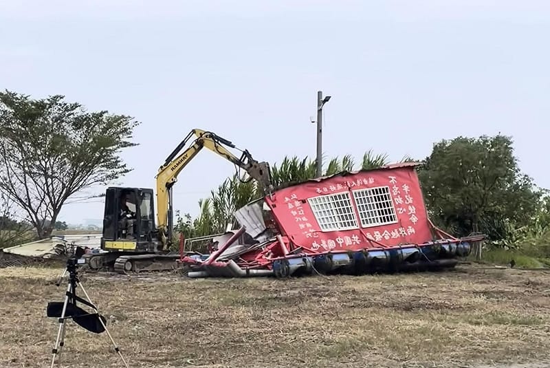 「台灣人民共產黨」在今年元旦在台南新營區舉行升旗典禮，播放中國國歌並懸掛五星旗，台南市政府警察局當場依照社會秩序維護法要求停止違法集會，今日則依法拆除違法設施。&nbsp;&nbsp;&nbsp;圖：翻攝台南市議員王宣貿臉書