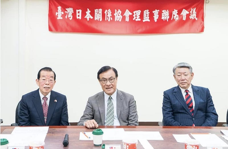 前駐日代表、總統府資政謝長廷（左）6日接掌台灣日本關係協會會長；中間為原台灣日本關係協會會長蘇嘉全；右為前經濟部長郭智輝。&nbsp;&nbsp;&nbsp;圖：翻攝「臉書」謝長廷粉絲專頁