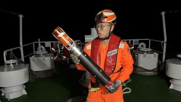 F-16V夜訓失聯，海巡署PP-10095、10078巡防艇趕抵後立即施放海難測流浮標（SLDMB），結合「搜救優選規劃系統」研判漂流方向並部署搜救責任區，在風浪強勁且入夜低溫的惡劣海象中，全力救援。&nbsp;&nbsp;&nbsp;圖：海巡署提供