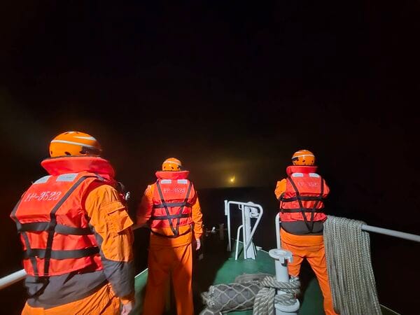 F-16V夜訓失聯，海巡署PP-10095、10078巡防艇趕抵後立即施放海難測流浮標（SLDMB），結合「搜救優選規劃系統」研判漂流方向並部署搜救責任區，在風浪強勁且入夜低溫的惡劣海象中，全力救援。&nbsp;&nbsp;&nbsp;圖：海巡署提供