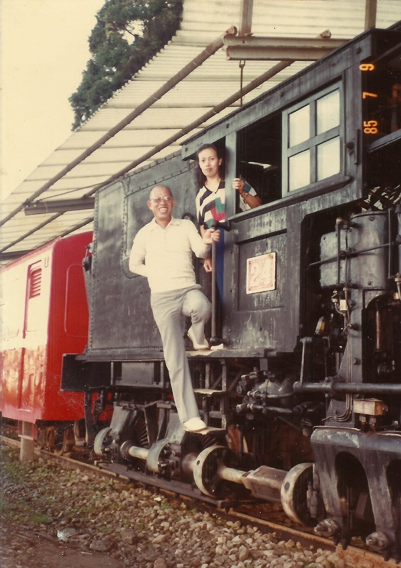 2006年1月21日太太中風成植物人，因不忍心送到養護中心，所以大都由劉金獅、女兒劉明玲和外傭照料，每每看到太太臥病在床，身體日漸虛弱的樣子，就會想起太太年輕時犧牲青春及健康，天天上大夜班熬夜賺錢扶養女兒。太太在劉金獅出獄後，也都默默在背後支持他從事政治活動，毫無怨言；反觀，劉金獅從來沒有好好地關心過她，內心覺得非常內疚、對不起她。此為1985年劉金獅與愛妻合影於阿里山。&nbsp;&nbsp;&nbsp;圖：劉金獅提供/張文隆翻攝