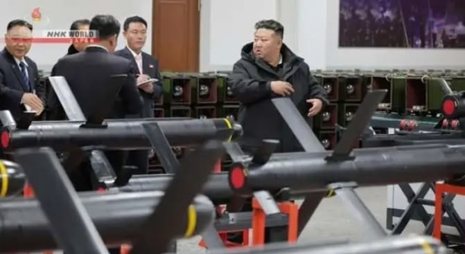 北韓領導人金正恩視察閃電-4導彈生產工廠。&nbsp;&nbsp;&nbsp;圖 : 翻攝自朝中社
