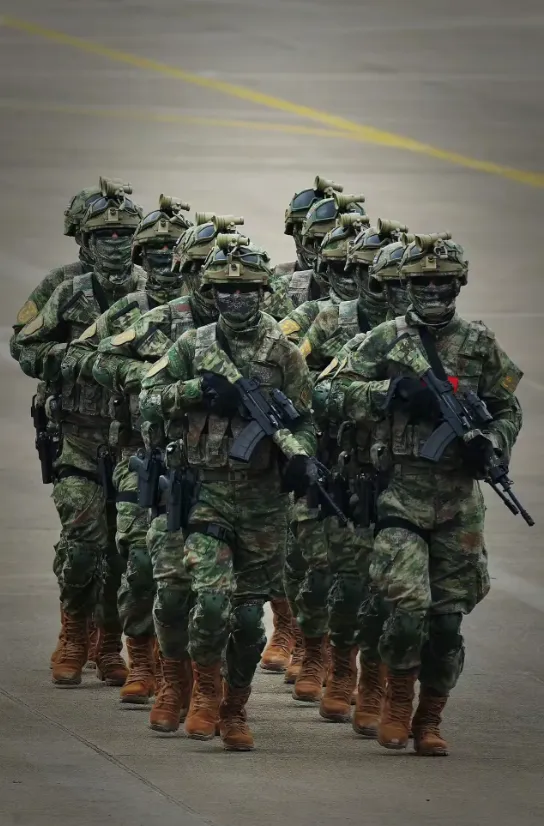  「綠色貝雷帽」的核心任務為深入敵後，長期協助、訓練與組織當地武裝力量。 圖：翻攝自 騰訊新聞@翰林冷知識 