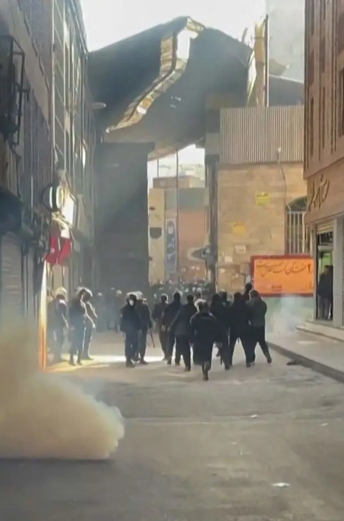 安全部隊使用催淚彈清場。圖:翻攝自騰訊網《译言》 安全部隊使用催淚彈清場。圖:翻攝自騰訊網《译言》