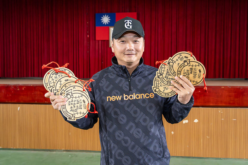 帶領台灣拿下世界12強棒球賽冠軍的棒球教練曾豪駒，7日特別抽空前往新竹縣與基層小球員相見，與孩子們近距離互動交流，也獲贈寫上滿滿祝福的多份繪馬。（球芽基金提供）中央社記者蘇志畬傳真　115年1月7日&nbsp;&nbsp;&nbsp;