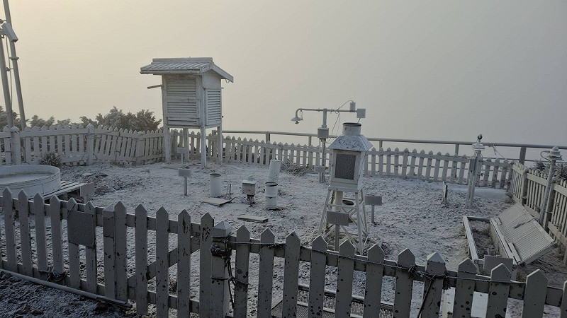 玉山深夜有固態降水，出現霧淞。&nbsp;&nbsp;&nbsp;圖：中央氣象署/提供