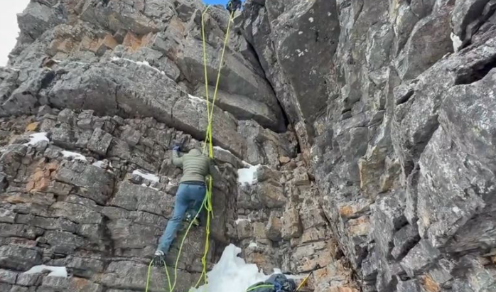 消防局於昨(7)日中午接觸受困的林姓登山客。&nbsp;&nbsp;&nbsp;圖：新竹縣消防局/提供