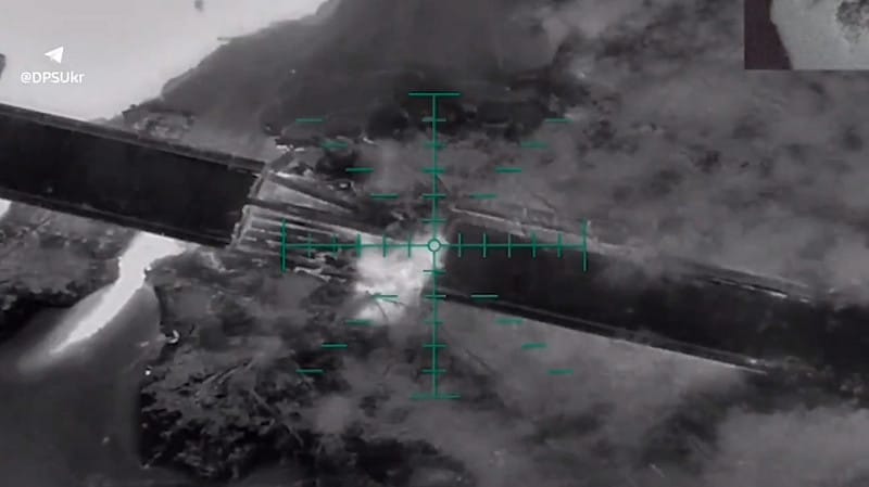 烏軍「鋼鐵邊境」旅的士兵使用無人跡，襲擊位於庫爾斯克前線地區的俄軍軍備與設施。&nbsp;&nbsp;&nbsp;圖：擷取自 @NOELreports X 分享影片