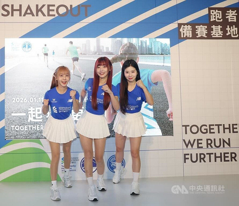 中華職棒啦啦隊成員崔荷潾（左起）、小映、賴可8日為2026渣打台北公益馬拉松舉辦的「跑者備賽基地」熱鬧開場，大方分享自身運動經驗。中央社記者張新偉攝　115年1月8日&nbsp;&nbsp;&nbsp;