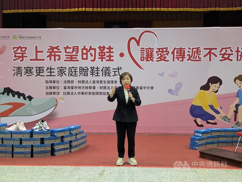 台灣更生保護會台中分會8日舉辦清寒更生家庭贈鞋活動，國民黨籍立委楊瓊瓔（圖）出席表示，捐贈活動對更生朋友是有力的支持，感謝更生保護會為社會注入穩定力量。中央社記者蘇木春攝　115年1月8日&nbsp;&nbsp;&nbsp;