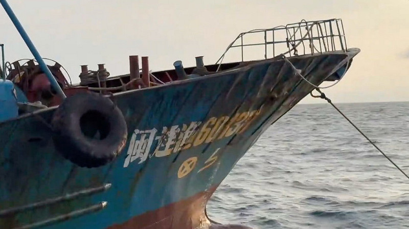 中國籍吳姓船長2025年間駕駛漁船「閩連漁60138」（圖）因過失毀壞台馬第2海纜，連江地院依法判處吳男3個月有期徒刑、可易科罰金。海巡署8日上午會同移民署循小三通模式，強制吳男出境至中國。（海巡署提供）中央社記者潘欣彤傳真　115年1月8日&nbsp;&nbsp;&nbsp;