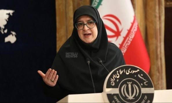  面對國內民眾強烈的不滿情緒，伊朗政府發言人莫哈杰拉尼宣布，將在未來每個月向每位伊朗民眾提供 7 美元的補貼。有網友指出，伊朗向黎巴嫩真主黨成員提供的補貼為每月 1800 美元，「但卻只願意給國內民眾 7 美元」。 圖：翻攝自 @nexta_tv X 帳號 