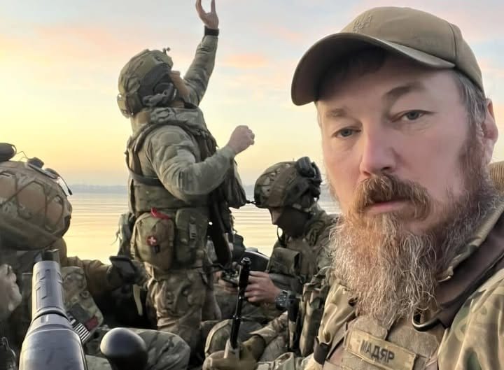 知名無人機指揮官羅伯特・「馬迪亞爾」・布羅夫迪（Robert “Madyar” Brovdi）統籌指揮的烏克蘭無人機部隊，僅在去年 12 月期間，就宣稱擊斃超過 3 萬名俄羅斯士兵，創下烏克蘭國防史上罕見紀錄，數字甚至超過俄軍單月可動用的部分兵力規模。 圖:翻攝自X帳號@NAFOvoyager