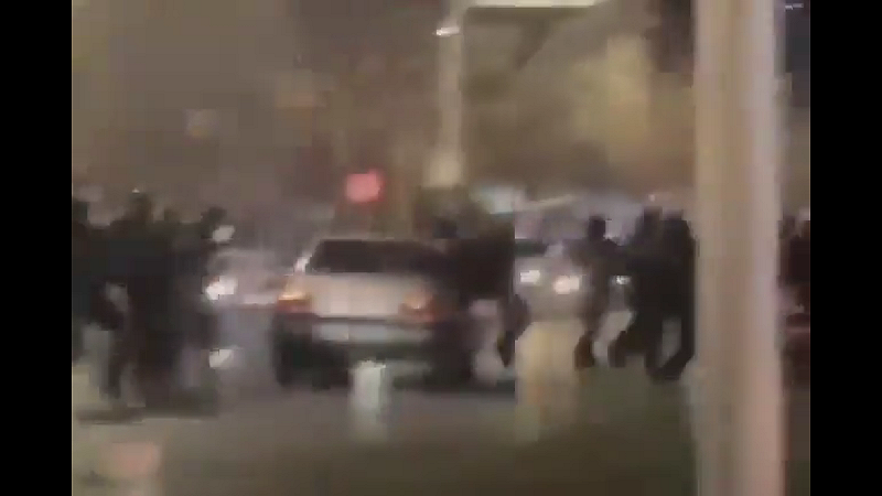 在伊朗第二大城馬什哈德，一段影片顯示，一名反政權抗議者駕駛寶獅（Peugeot）汽車衝撞多名安全部隊人員，陽台上可聽見女性高聲歡呼。 圖:翻攝自影片