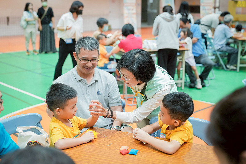 林岱樺(右二)把最基本的育兒支持落實到每一個行政區。&nbsp;&nbsp;&nbsp;圖：林岱樺辦公室/提供