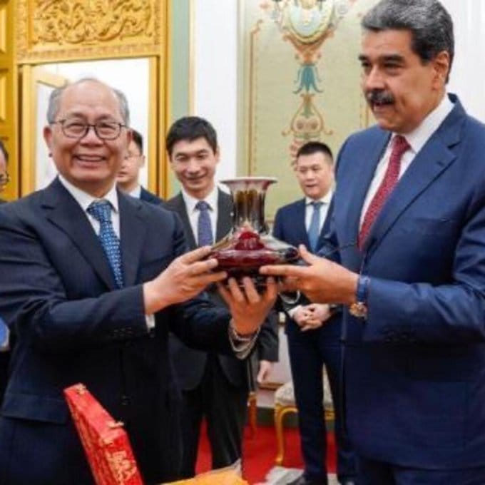  另外有消息稱，中國代表很可能在與馬杜洛會面時，提出協助馬杜洛逃離委內瑞拉的建議，但卻遭馬杜洛本人親口拒絕。 圖：翻攝自 @satireorcry1 X 帳號 