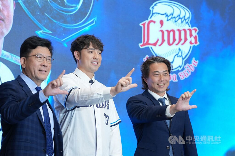 轉戰日職埼玉西武獅隊的棒球好手林安可（中）9日在台北出席加盟記者會，原球隊統一獅球團董事長凃忠正（左）、總教練林岳平（右）皆到場給予祝福。中央社記者徐肇昌攝　115年1月9日&nbsp;&nbsp;&nbsp;