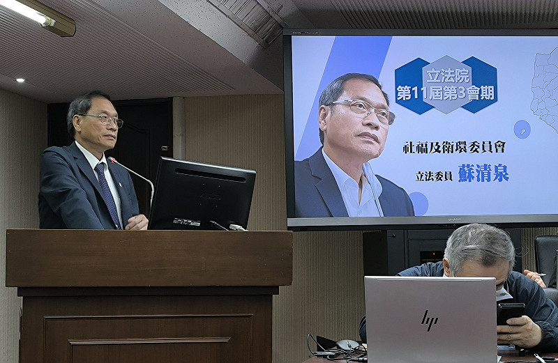 蘇清泉認為自己在《財劃法》修法中為屏東爭取到新增逾140億元，足以支應全縣國中小營養午餐免費所需的6億元費用。&nbsp;&nbsp;&nbsp;圖：蘇清泉辦公室/提供