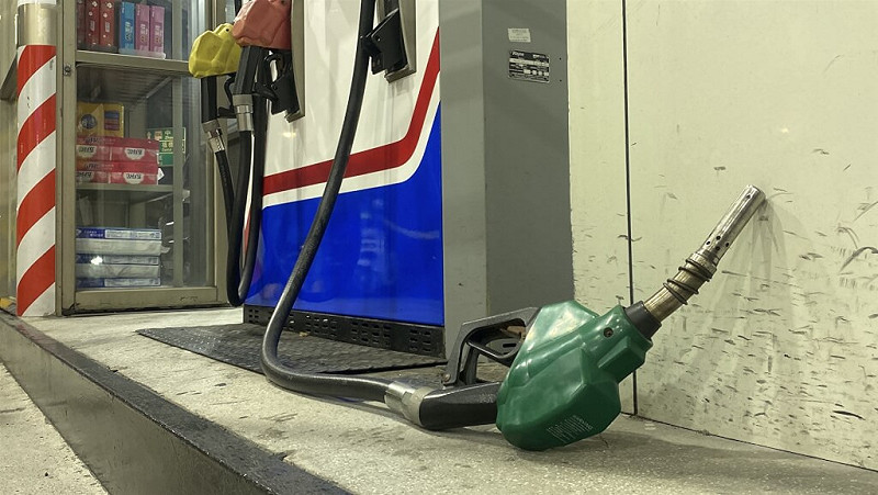 新北板橋民族路加油站9日疑遭點火，圖為掉落地上油槍。中央社記者黃旭昇攝　115年1月9日&nbsp;&nbsp;&nbsp;