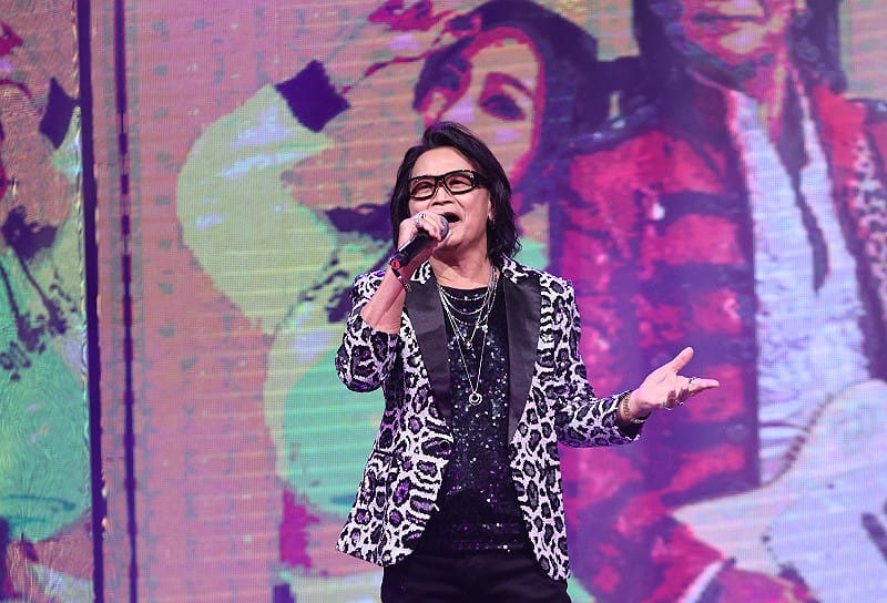 沈文程寶刀未老，九首精典歌曲連發，連續上下兩場，讓旅客們聽得如癡如醉。&nbsp;&nbsp;&nbsp;圖：麗星郵輪/提供