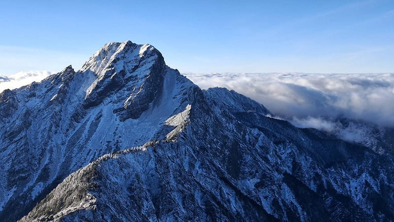 玉山今清晨錄得零下5.6度，氣象署發佈雪景照，展現放晴後雪覆玉山群峰的壯麗景象。&nbsp;&nbsp;&nbsp;圖：氣象署／提供